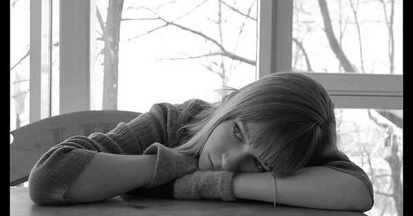 девочка грустит