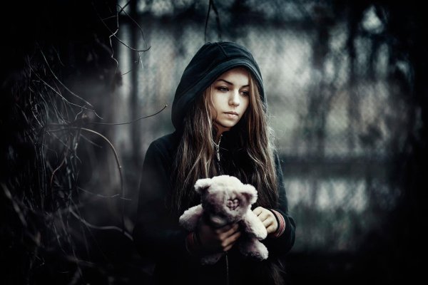 грустная девочка