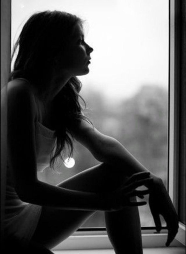 девушка грустит