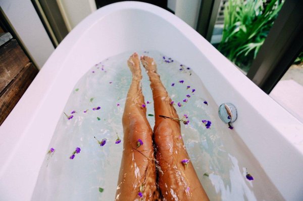 женские ноги в ванне