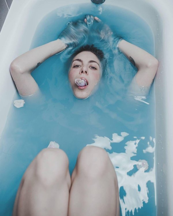в ванне девушка