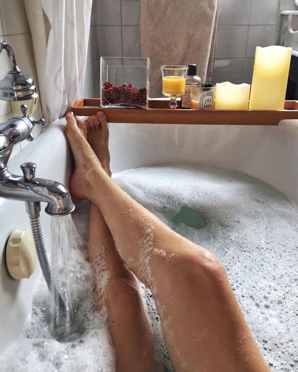 ножки девушек в ванной