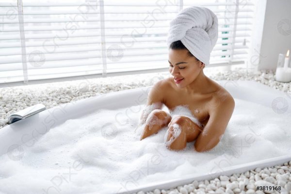 женщина в ванне