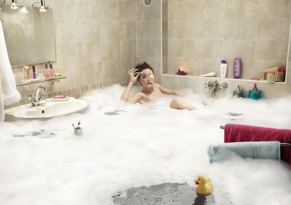 принимает ванну