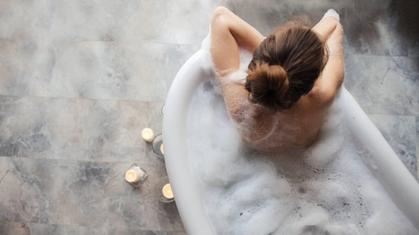 девушка в ванне