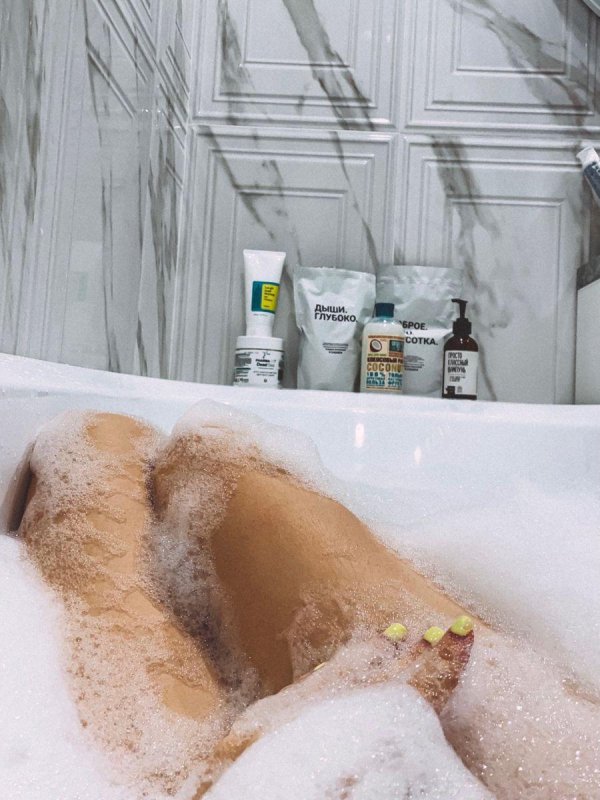 девушка в ванне с пеной