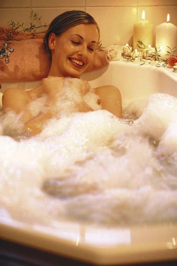 принимает ванну