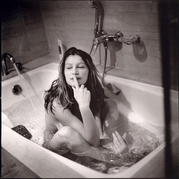 анджелина джоли в ванне