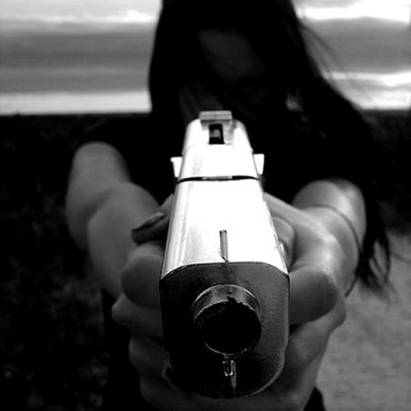 пистолет в руках