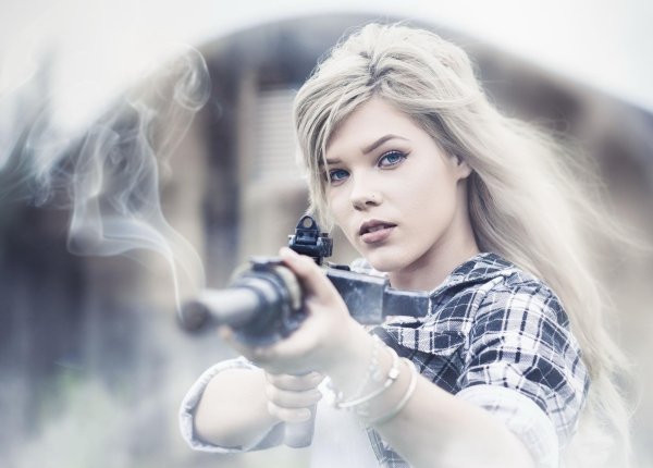 блондинка с пистолетом