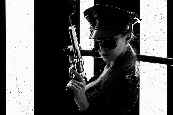 женщина с оружием