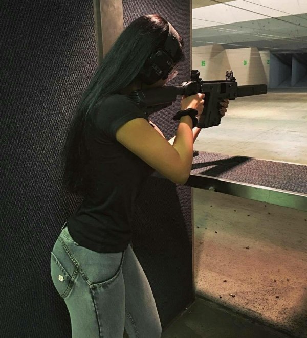 девушки с автоматами