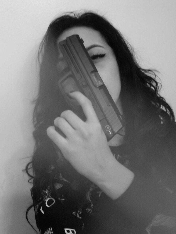 девочка с пистолетом