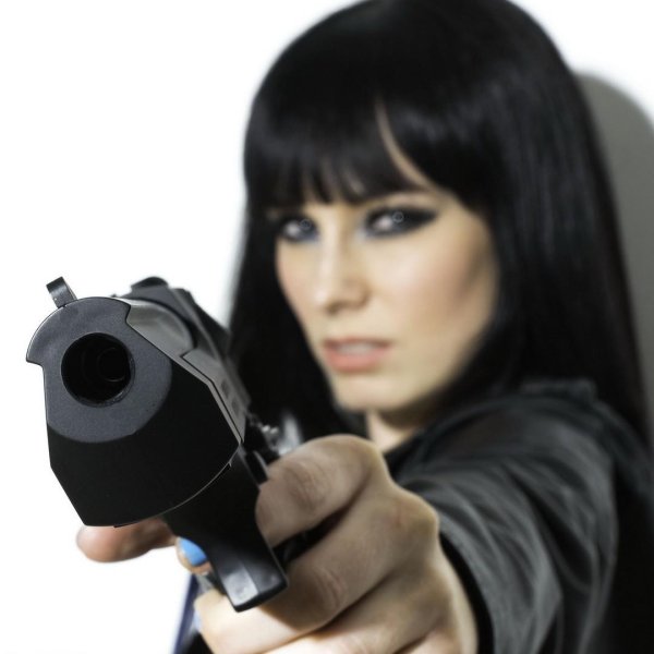 женщина с оружием