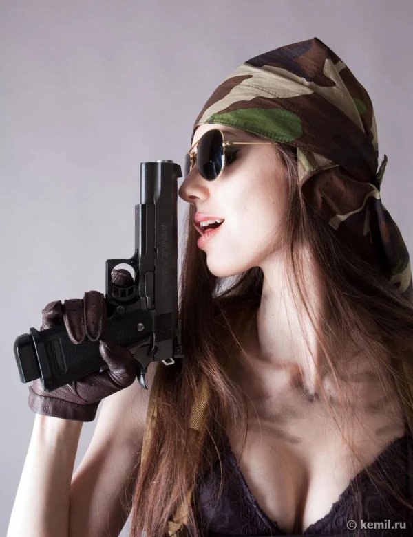 девушки с оружием