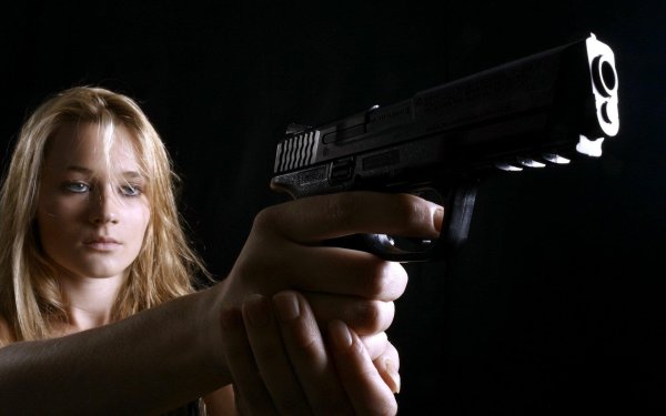 девушка с револьвером