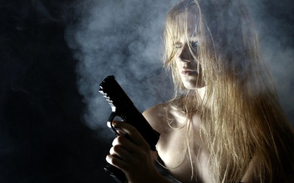 девушка с револьвером