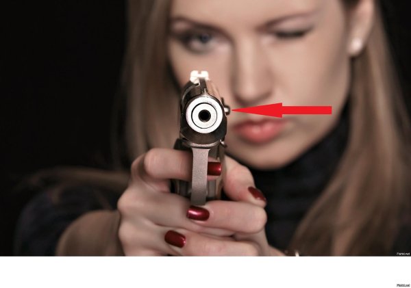 пистолет в женской руке