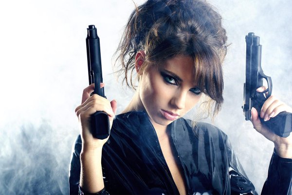 женщина с пистолетом