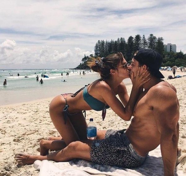 парочка на пляже