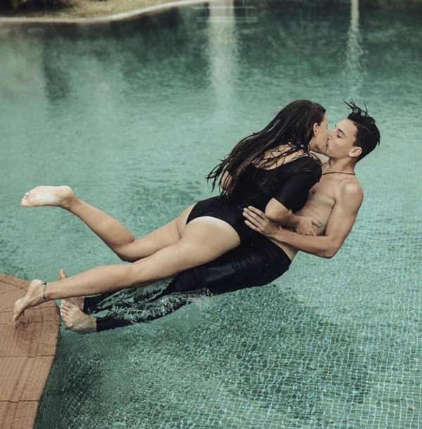 вместе в бассейне