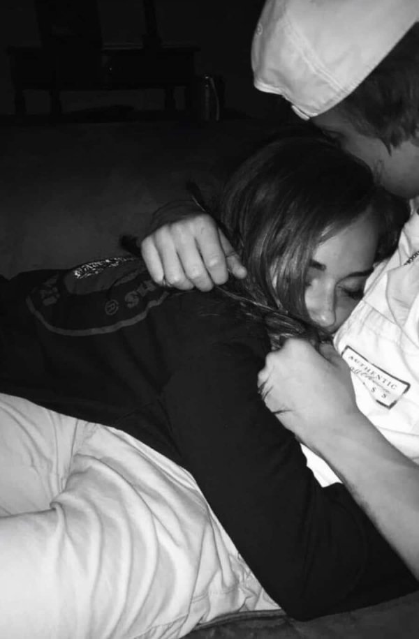 девушка с парнем без лица