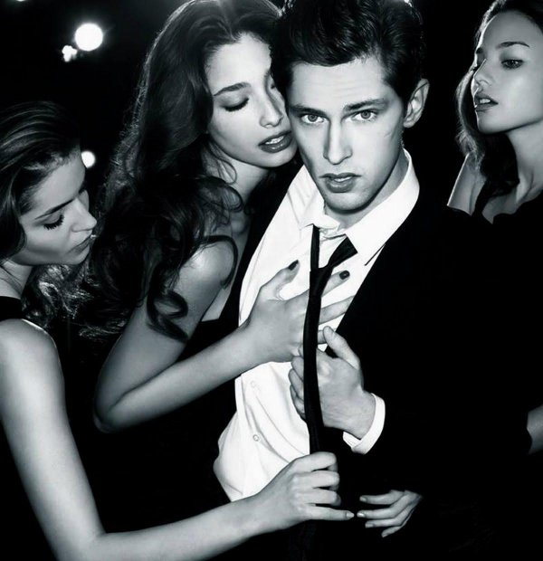 мужчинав окружение девушек