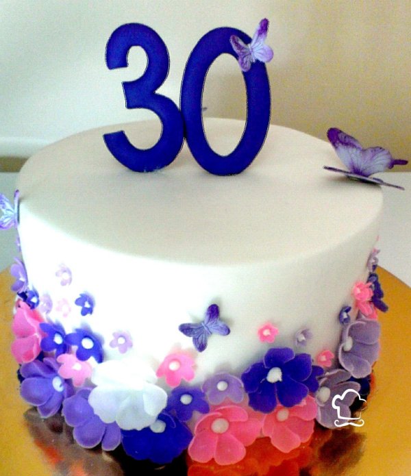 На торт девушке 30 лет