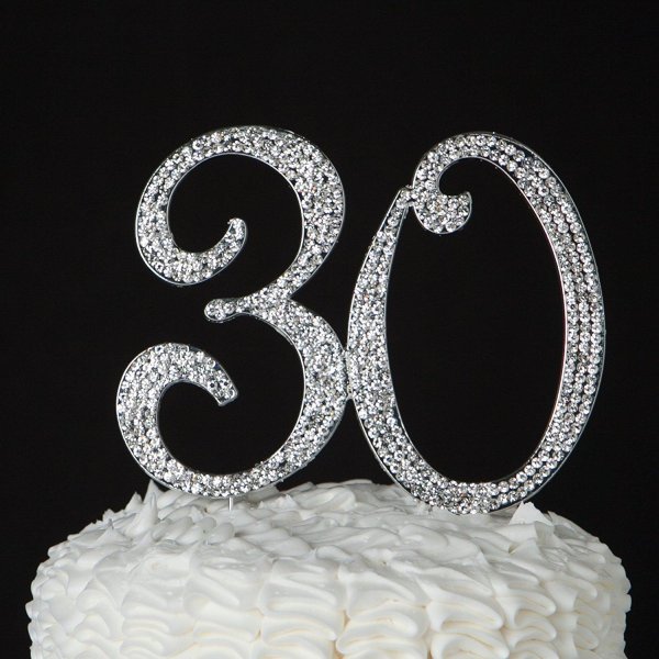 На торт девушке 30 лет
