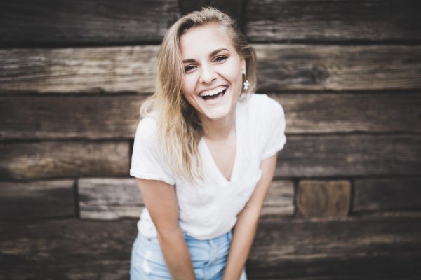 смеющаяся девушка