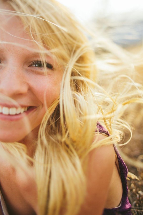 блондинка смеется