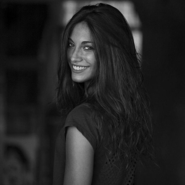 красивая брюнетка