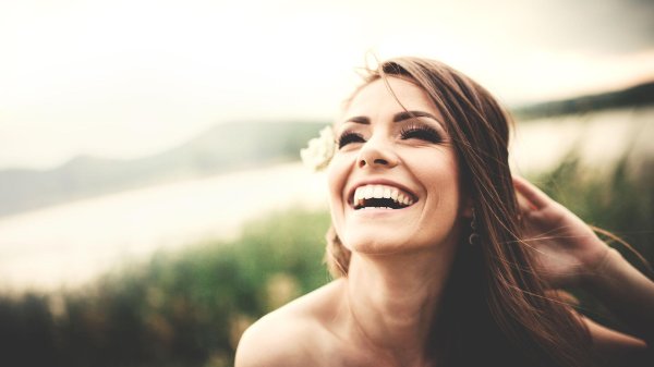 улыбающаяся женщина