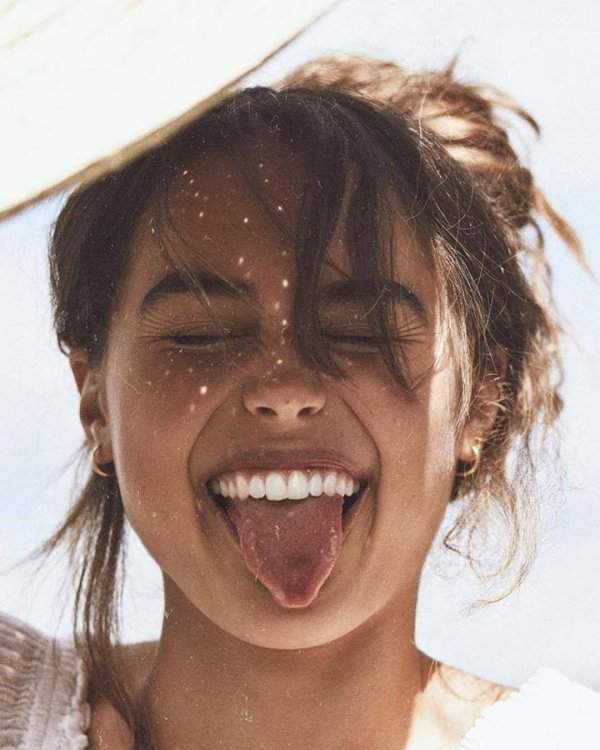 девушка улыбается эстетика