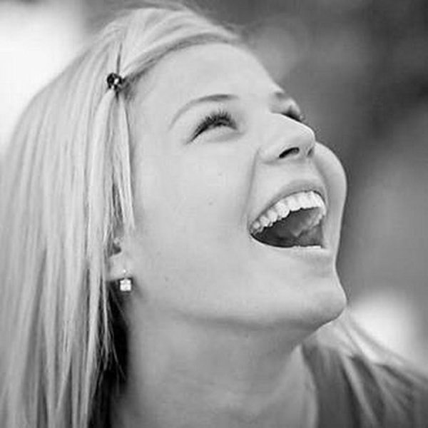 она смеется