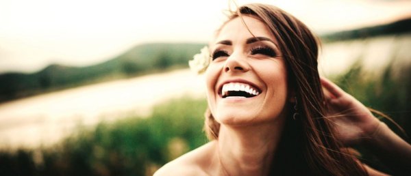 улыбающаяся женщина