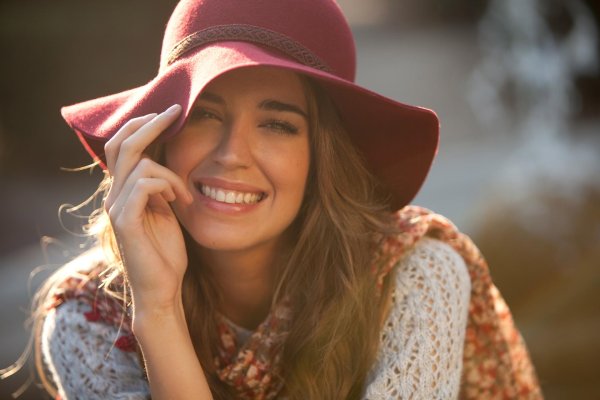 клара алонсо в шляпе