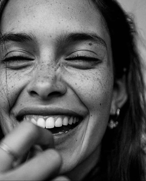 улыбающаяся женщина