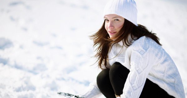 брюнетка зимой