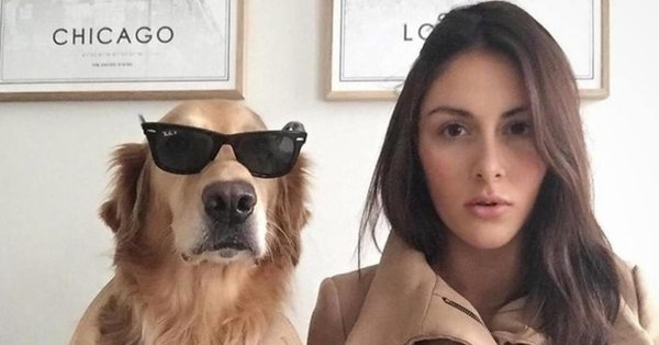 девушка имитирует собаку