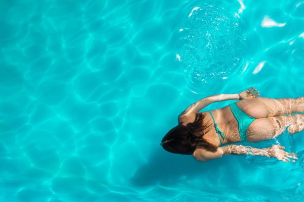 девушка в купальнике под водой