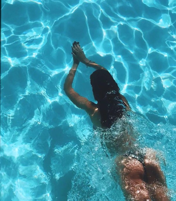 плавает в бассейне