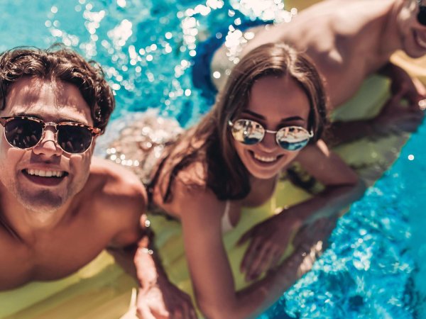 вечеринка у бассейна