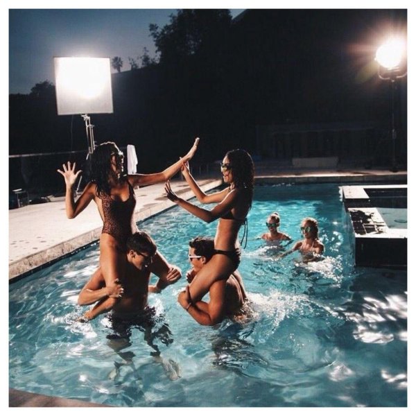 вечеринка возле бассейна