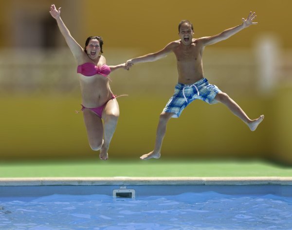 дети прыгают в бассейн