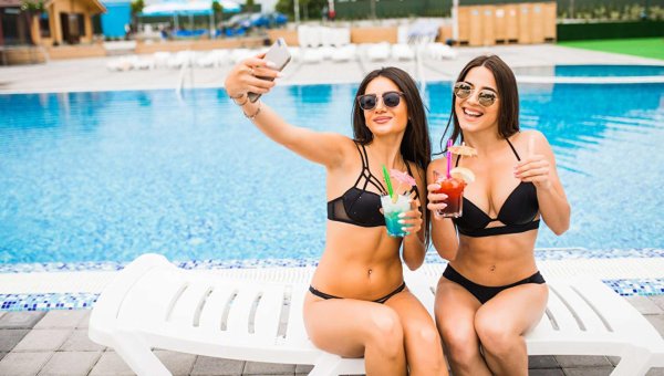 голые подруги около бассейна