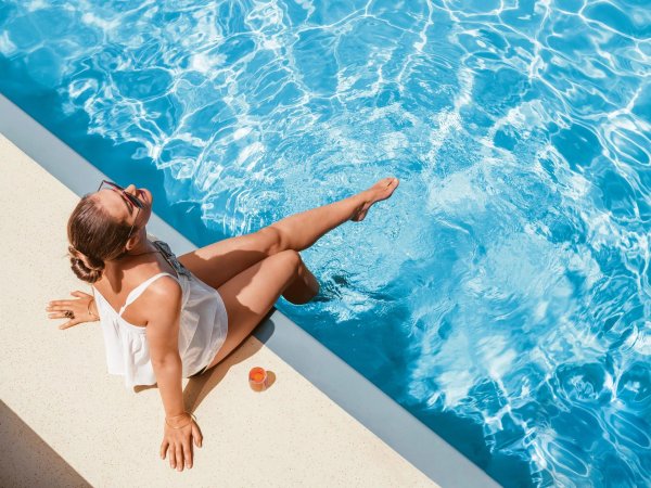 отдых у бассейна