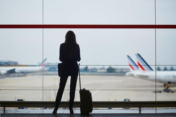 женщина в аэропорту
