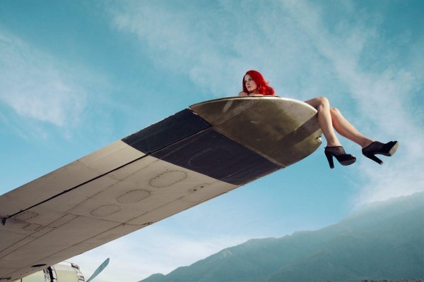 человек на крыле самолета