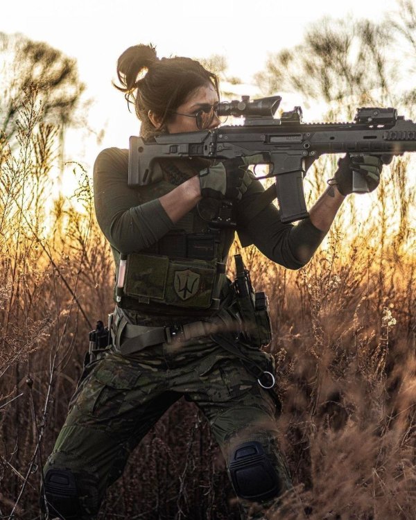 девушка военная